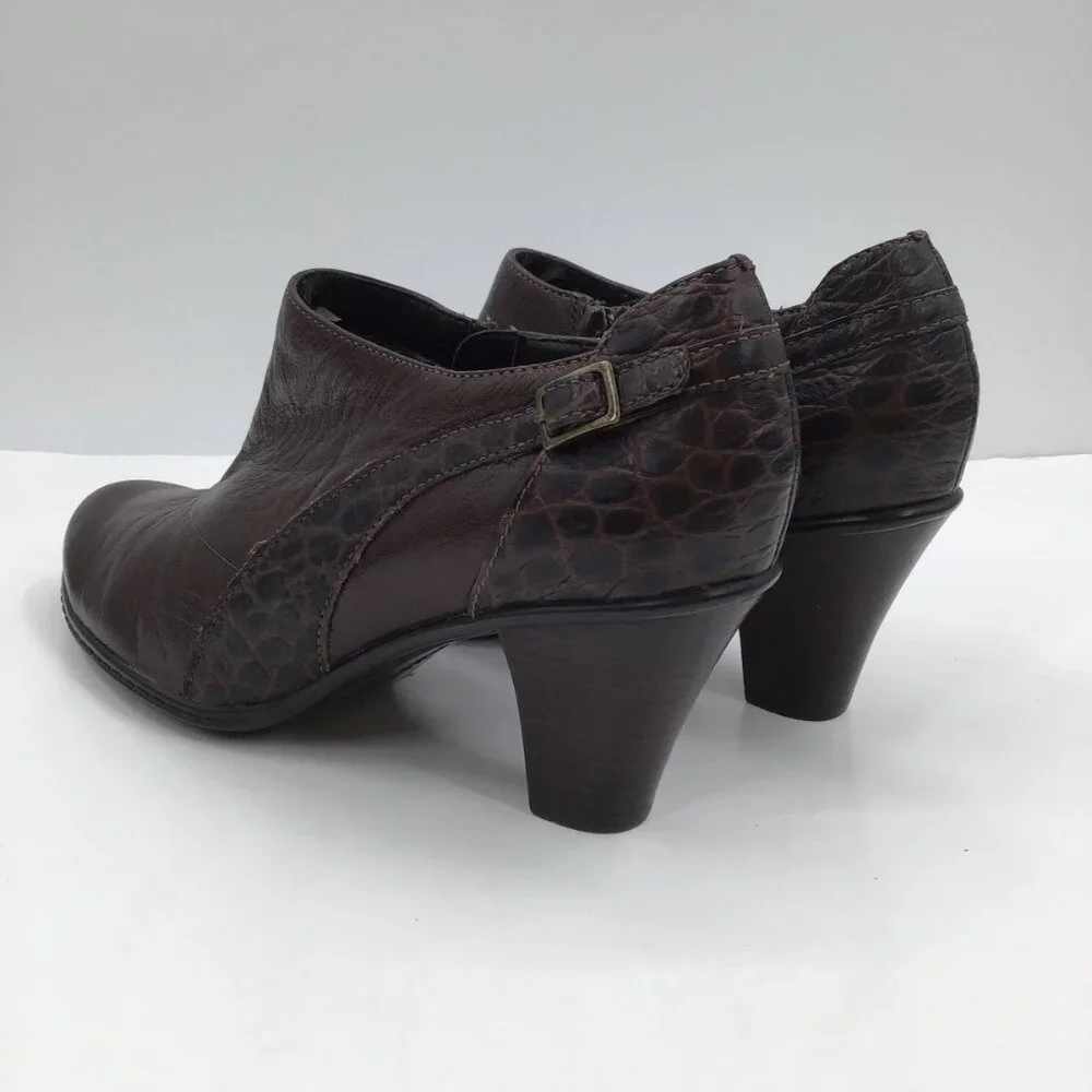Women's 10M Clarks Bendables Dark Brown Leather Ankle Booties Boots Heels